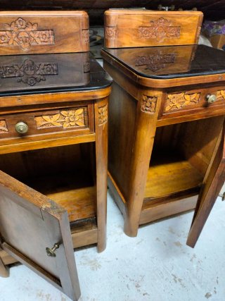 Comodino vintage in legno intagliato
