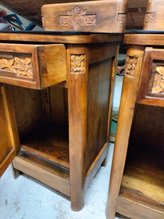 Comodino vintage in legno intagliato
