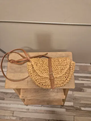 Bolso/ riñonera de rafia con correa de cuero