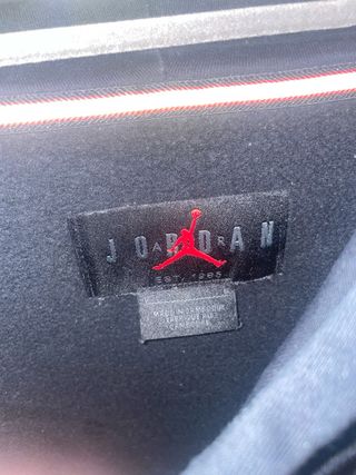 Sudadera Jordan Negra con Logo Dorado