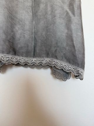 Camiseta gris con encaje