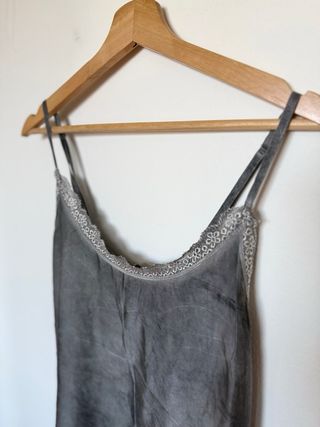 Camiseta gris con encaje