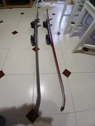 Esquís Atomic C-Series 9.T con bastones y funda