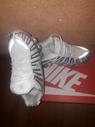 Zapatillas Nike Shox Plata y Blanco