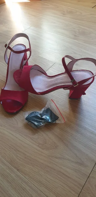 Sandalias rojas de tacón