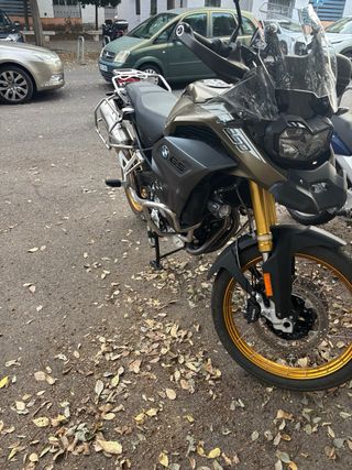 BMW F850GS Adventure Negra y Dorada