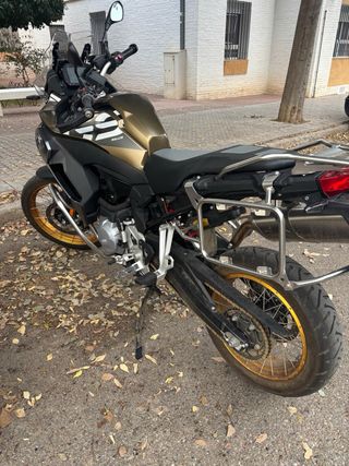 BMW F850GS Adventure Negra y Dorada