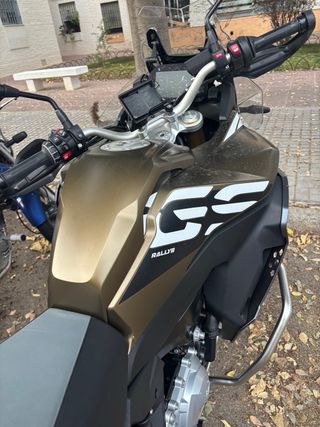 BMW F850GS Adventure Negra y Dorada