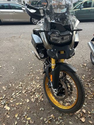 BMW F850GS Adventure Negra y Dorada