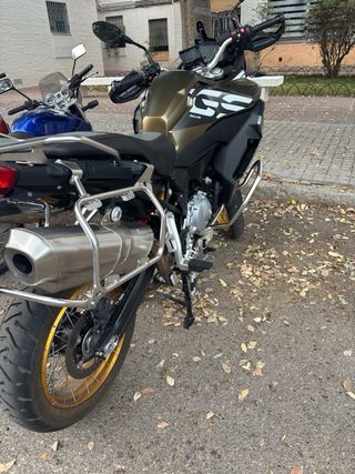 BMW F850GS Adventure Negra y Dorada
