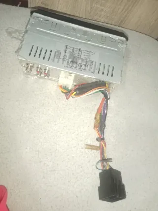 Radio de Coche y tiene  MP3/USB/SD Player.