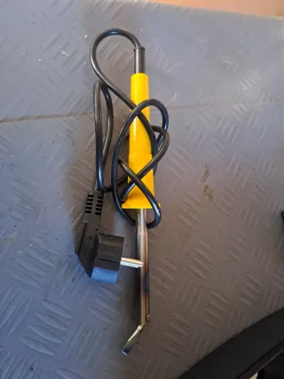 Soldador de estaño con mango amarillo