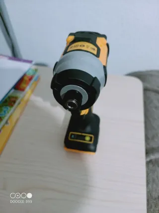 Atornillador de impacto Dewalt 18 20V Brushless.