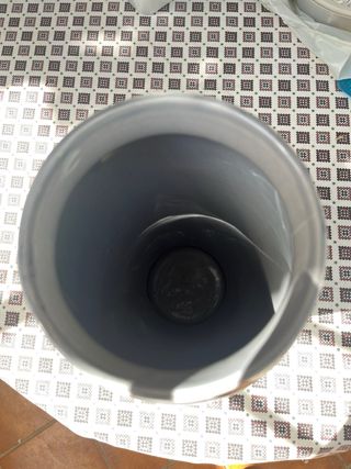 Jarrón de cerámica gris con vetas