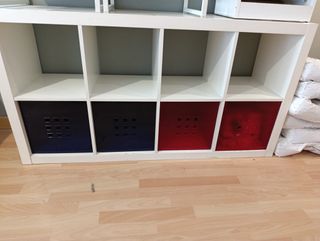 Estantería modular blanca con cubos