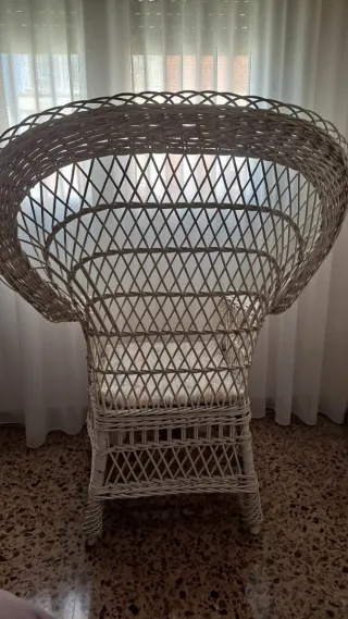 Sillón de mimbre blanco con cojín