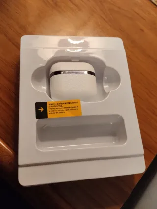 Auriculares inalámbricos plateados y blancos