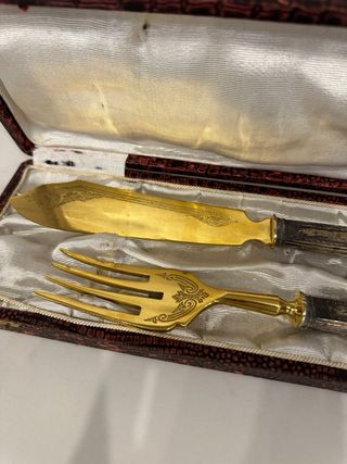 Cubiertos antiguos dorados y madera