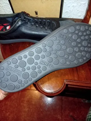 Deportivos de piel negros y blancos