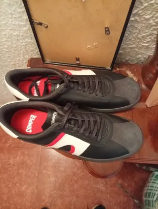 Deportivos de piel negros y blancos