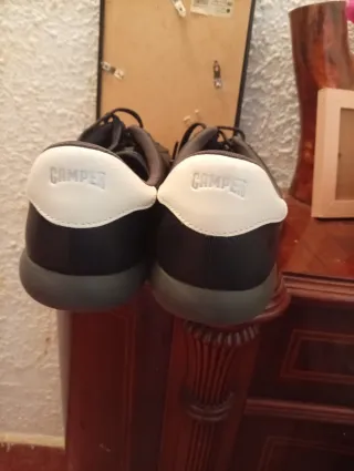 Deportivos de piel negros y blancos