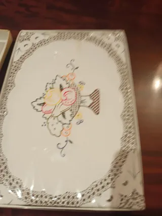 Mantelería bordada plata y blanco