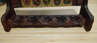Mobile antico porta pipa in legno con scudi