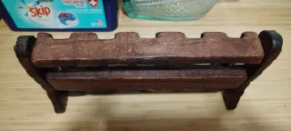 Mobile antico porta pipa in legno con scudi