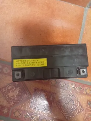 Batería Moto Unibat CT9B-BS 12V 8Ah AGM