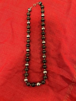 Collar de perlas negras y plateadas