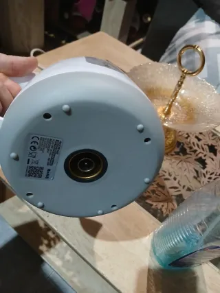 Hervidor de agua blanco y gris