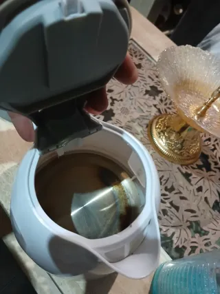 Hervidor de agua blanco y gris