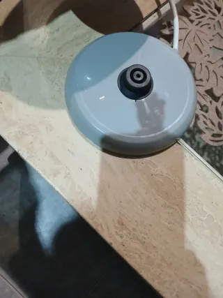 Hervidor de agua blanco y gris