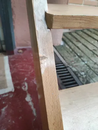 OPORTUNIDAD Escalera de madera de 5 peldaños.