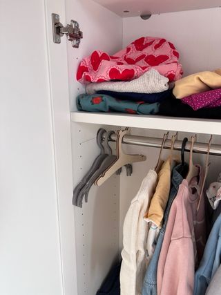 Mueble BILLY / OXBERG IKEA con puertas y barra.