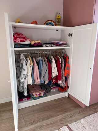 Mueble BILLY / OXBERG IKEA con puertas y barra.