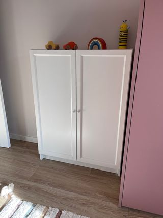 Mueble BILLY / OXBERG IKEA con puertas y barra.