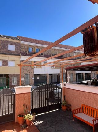 Pérgola de aluminio imitación madera.