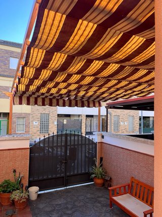 Pérgola de aluminio imitación madera.