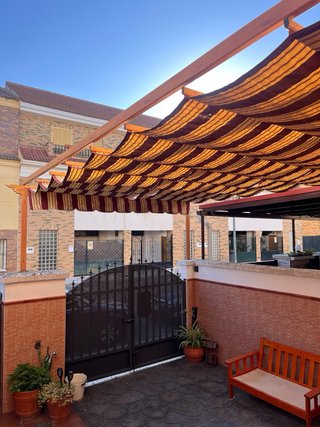 Pérgola de aluminio imitación madera.
