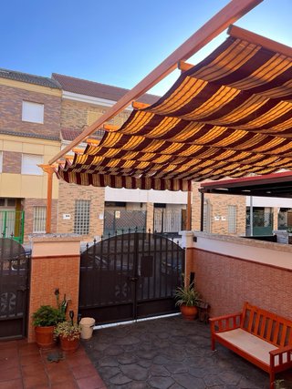 Pérgola de aluminio imitación madera.