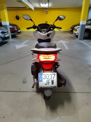 Honda PCX 125 Scooter Blanca