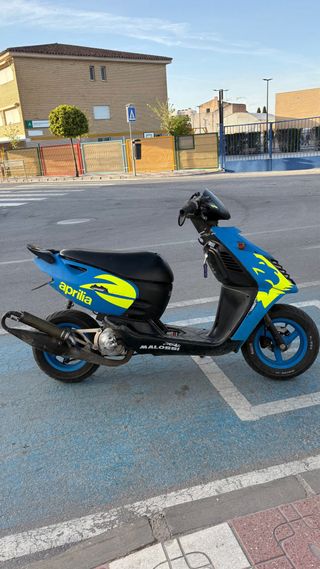 Aprilia Sonic Scooter Azul y Amarillo