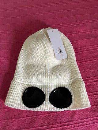 Gorro CP Company blanco con gafas