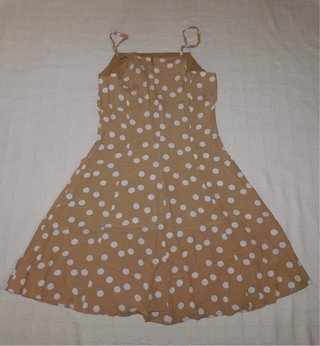 Vestido de lunares beige y blanco