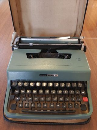 Máquina de escribir Olivetti Lettera 32