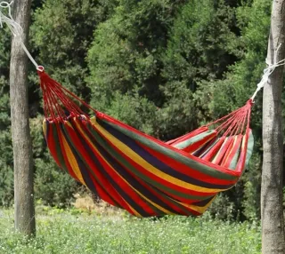 Hamaca de tela a rayas. Camping