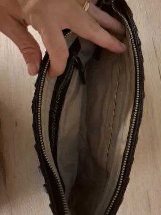 Bolso de mano marrón y negro con adorno