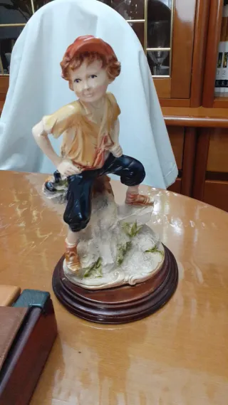 Figura niño con tirachinas