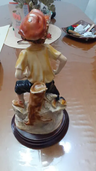 Figura niño con tirachinas